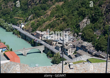 Bard, Valle d'Aosta, Italia: vista panoramica del fiume Dora Baltea da Fort Bard Foto Stock