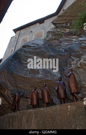 Bard, Valle d'Aosta, Italia: scultura in bronzo di uomini d'affari dall'artista canadese William McElcheran Hodd a Fort Bard, xix secolo complesso fortificato Foto Stock