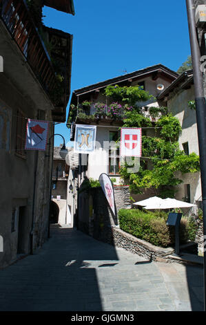 La Valle d'Aosta, Italia: vista del borgo medievale di Bard, il più piccolo paese della Valle d'Aosta Foto Stock