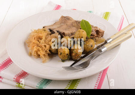 Decapare il cavolo con bollito di maiale nervature e piccante di patate su una piastra Foto Stock