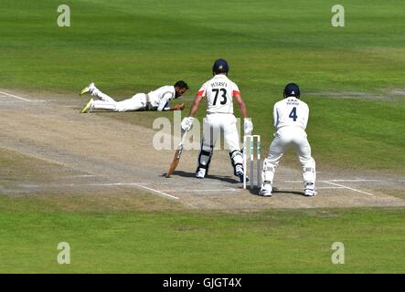 County Cricket Lancashire v Yorkshire Manchester Regno Unito 16 agosto 2016 Adil Rashid (Yorkshire) catture fuori Alviro Petersen (Lancashire) per 2 spento la sua propria bowling. Come Lancashire costruire sul loro primo inning di piombo 134 contro Yorkshire il giorno 4 a Emirates Old Trafford. Credito: Giovanni friggitrice/Alamy Live News Foto Stock