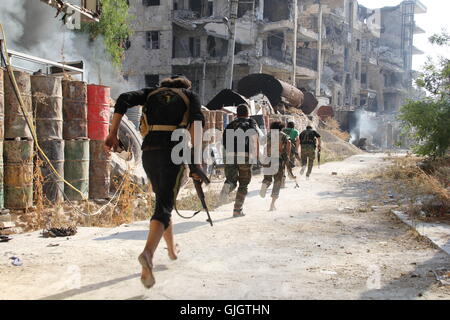 Aleppo, Siria. 16 Ago, 2016. L'Aleppo elite forces battaglione avanzando verso la battaglia di Saif al-Dawla contro il regime siriano esercito di Aleppo. Credito: Lii Barakat/ImagesLive/ZUMA filo/Alamy Live News Foto Stock