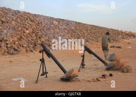 Aleppo, Siria. 16 Ago, 2016. I ribelli di malte di fuoco contro il regime siriano durante la battaglia nella campagna sud di Aleppo. Credito: Lii Barakat/ImagesLive/ZUMA filo/Alamy Live News Foto Stock