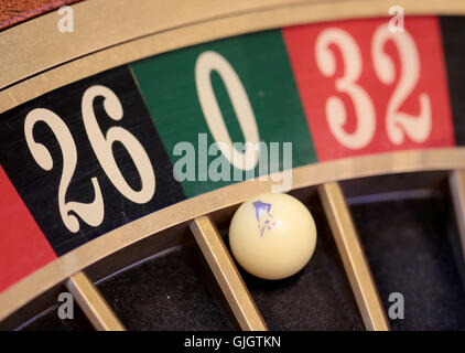 Dortmund, Germania. 16 Ago, 2016. Una sfera si appoggia a 0 sul tavolo della roulette al Spielbank casinò Hohensyburg a Dortmund, Germania, il 16 agosto 2016. La Westdeutsche Spielbanken (Westspiel) casinò in Renania settentrionale-Vestfalia e Brema stanno lanciando una campagna promozionale con più giochi e più grandi jackpots. Foto: OLIVER BERG/DPA/Alamy Live News Foto Stock