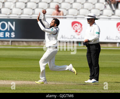 Old Trafford, Manchester, Regno Unito. 16 Ago, 2016. La Contea di Supersavers campionato. Lancashire versus Yorkshire. Yorkshire tuttofare Adil Rashid bocce di questa mattina. Credito: Azione Sport Plus/Alamy Live News Foto Stock