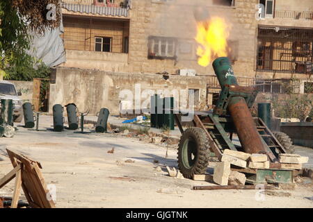 Aleppo, Siria. 16 Ago, 2016. Un locale costruito il cannone a sparare contro le forze del regime di Aleppo. Credito: Lii Barakat/ImagesLive/ZUMA filo/Alamy Live News Foto Stock