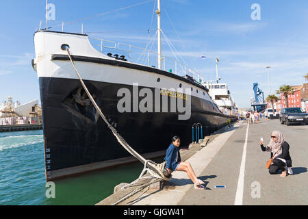 Poole, Dorset, Regno Unito. 16 agosto 2016 UK meteo: SS Shieldhall, il lavoro più grande battello a vapore del suo genere in Europa, è ormeggiata lungo il porto di Poole Quay in una calda giornata di sole con sole ininterrotta. I visitatori hanno la possibilità di salire a bordo e di accesso della nave, del motore sale caldaia e il ponte e scopri come un piroscafo funziona. Credito: Carolyn Jenkins/Alamy Live News Foto Stock