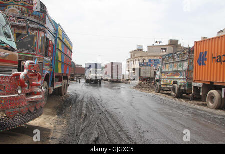 La rete fognaria di ristagno di acqua e fango creando problemi per i trasportatori di merci, a Maripur Carrello Stand a Karachi il Martedì, Agosto 16, 2016. Foto Stock