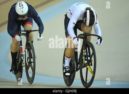 Rio de Janeiro, Brasile. 16 Ago, 2016. Kristina Vogel (R) della Repubblica federale di Germania in azione contro Katy Marchant di Gran Bretagna durante la donna sprint semifinali del Rio 2016 Giochi Olimpici ciclismo su pista gli eventi al velodromo a Rio de Janeiro, Brasile, 16 agosto 2016. Foto: Felix Kaestle/dpa/Alamy Live News Foto Stock