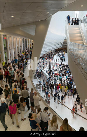 New York, Stati Uniti d'America. 16 Ago, 2016. Migliaia di persone hanno partecipato alla grande apertura del Westfield Shopping Mall in nuova costruzione occhio del World Trade Center a New York. Credito: Elizabeth riattivazione/Alamy Live News. Foto Stock