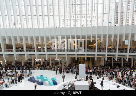 New York, Stati Uniti d'America. 16 Ago, 2016. Migliaia di persone hanno partecipato alla grande apertura del Westfield Shopping Mall in nuova costruzione occhio del World Trade Center a New York. Credito: Elizabeth riattivazione/Alamy Live News. Foto Stock