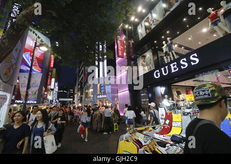 Seoul, Corea del Sud. 16 Ago, 2016. I turisti in a Myeongdong street, Seoul, Corea del sud © Min Won-Ki/ZUMA filo/Alamy Live News Foto Stock