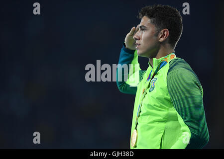 Rio De Janeiro, Brasile. 16 Ago, 2016. Medaglia d'oro del Brasile Thiago Braz Da Silva partecipa alla cerimonia di premiazione per gli uomini salto con l'asta finale di atletica a 2016 Rio in occasione dei Giochi Olimpici di Rio de Janeiro, Brasile, su agosto 16, 2016. Credito: Lui Siu Wai/Xinhua/Alamy Live News Foto Stock