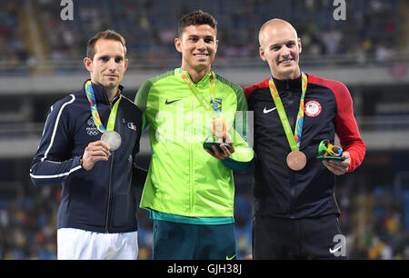 Rio De Janeiro, Brasile. 16 Ago, 2016. Medaglia d'oro del Brasile Thiago Braz Da Silva (C), medaglia d'argento in Francia la Renaud Lavillenie (L), medaglia di bronzo Sam Kendricks degli Stati Uniti d'America partecipare alla cerimonia di premiazione per gli uomini salto con l'asta finale di atletica a 2016 Rio in occasione dei Giochi Olimpici di Rio de Janeiro, Brasile, su agosto 16, 2016. Credito: Lui Siu Wai/Xinhua/Alamy Live News Foto Stock