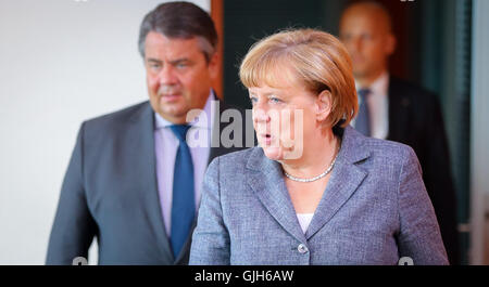 Berlino, Germania. 17 Ago, 2016. Il cancelliere tedesco Angela Merkel (CDU) e Economia Ministro tedesco Sigmar GABRIEL (SPD) arrivano alla cancelleria tedesca all'inizio di una seduta il il gabinetto federale tedesco a Berlino, Germania. Foto: KAY NIETFELD/DPA/Alamy Live News Foto Stock