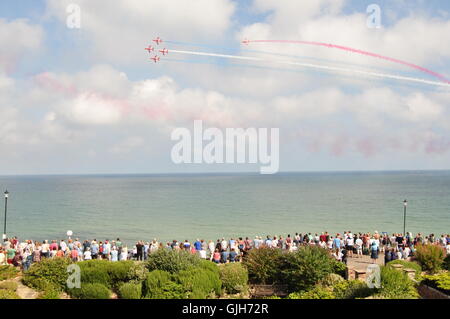 Cromer, Norfolk, Regno Unito. 17 Agosto, 2016. Le frecce rosse a Cromer Carnival 2 Credito: John Worrall/Alamy Live News Foto Stock