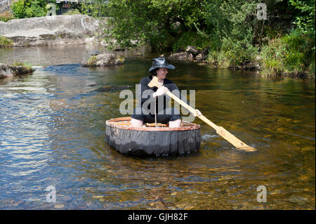 Rhayader, Powys, Regno Unito. Il 17 agosto 2016. Ex media lady Amanda Rutley da Manchester raffredda prendendo il suo Coracle (un inizio di Welsh barca) in un viaggio lungo il fiume Wye lancio da Rhayader in POWYS, GALLES, Credito: Graham M. Lawrence/Alamy Live News. Foto Stock