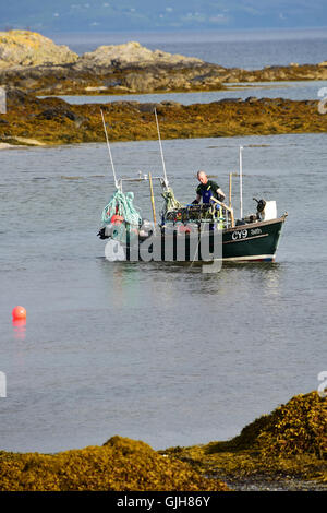 Arisaig, Scotland, Regno Unito, 17 Agosto, 2016. Fisherman Gilliain MacMillan da Arisaig nel West Highlands, che accoglie Brexit nella speranza che si concluderà il sovrasfruttamento di imbarcazioni provenienti da altri paesi dell'UE e come vendite di esportazione dei suoi granchi e aragoste attualmente beneficiano di un tasso di cambio favorevole, teste fuori per un altro giorno di pesca. Credito: Ken Jack / Alamy Live News Foto Stock