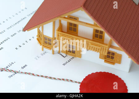 Modello di casa autenticato sul contratto di acquisto Foto Stock