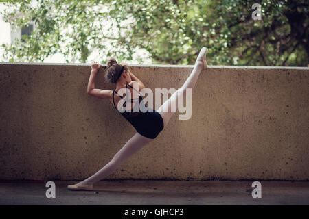 Ballerina parete di contenimento e stretching Foto Stock
