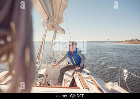 Man vela barca a vela, Florida, Stati Uniti Foto Stock