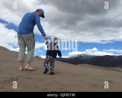 Padre e figlio escursionismo, great sand dunes national park, Colorado, America, STATI UNITI D'AMERICA Foto Stock