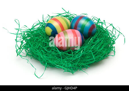 Tre uova di pasqua nel nido Foto Stock