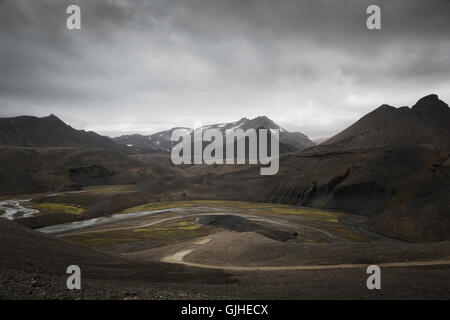 Strada attraverso il paesaggio di montagna, Landmannalaugar, Islanda Foto Stock