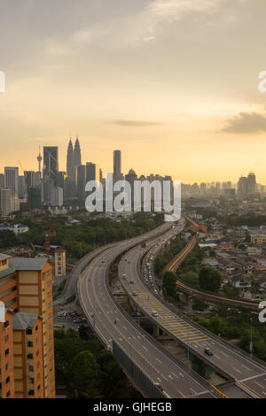 Autostrada e dello skyline della città, Kuala Lumpur, Malesia Foto Stock