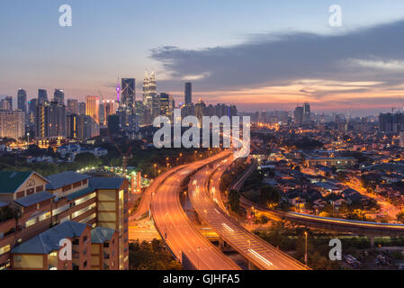 Tramonto sulla skyline della città, Kuala Lumpur, Malesia Foto Stock