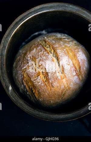 Close-up di soda in casa pane nella teglia per pane Foto Stock