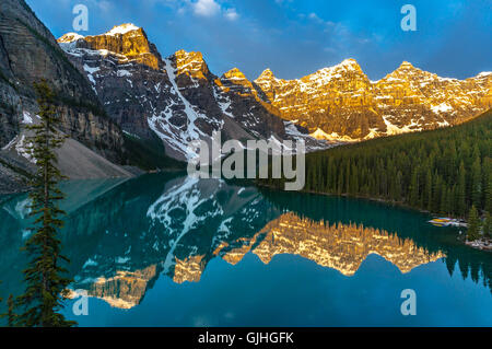 Alba sul Lago Moraine, Canadian Rockies, il Parco Nazionale di Banff, Alberta, Canada Foto Stock