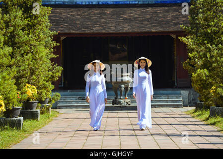 Due donne in cammino verso Thien Mu pagoda Hoi An, Vietnam Foto Stock