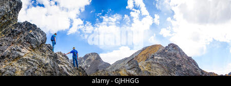 Due escursionisti in piedi sulle rocce, Borah Peak, Idaho, America, STATI UNITI D'AMERICA Foto Stock