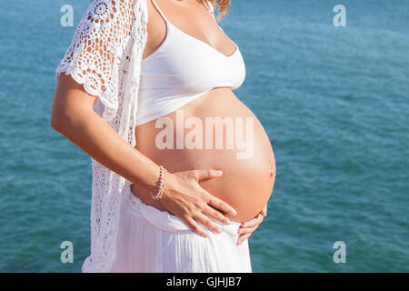 Ritratto di una donna in stato di gravidanza Foto Stock