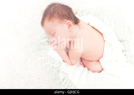 Ritratto di un neonato ragazza avvolto in una coperta dormendo Foto Stock