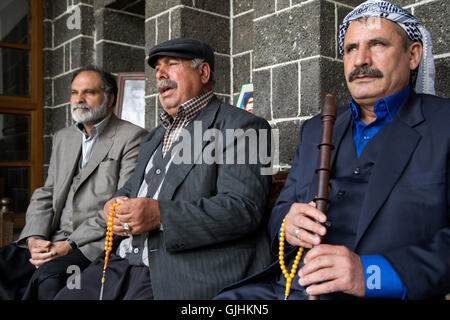 Dengbej cantanti cantare lamenti in dengbej casa di Diyarbakır. Foto Stock