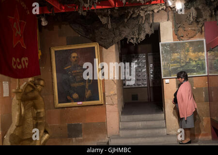 Manufatti storici dell'epoca sovietica visualizza nel museo della guerra di Yerevan. Foto Stock