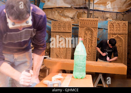 Craftsmans armeno sono carving grave pietre a mano in Yerevan. Foto Stock