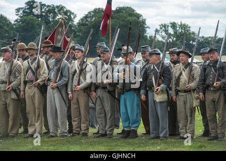 I soldati confederati sul campo di battaglia della Guerra Civile Americana rievocazione storica a Spetchley Park, Worcestershire, Inghilterra Foto Stock