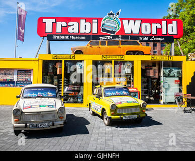 Un paio di vecchi Trabant parcheggiato sul piazzale della Trabi Mondo, Mitte di Berlino, Germania. Foto Stock