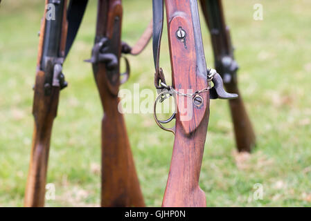 Fucili a canna rigata in unione camp soldati di una guerra civile americana rievocazione storica a Spetchley Park, Worcestershire, Inghilterra Foto Stock