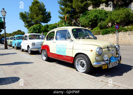 La sede 600 classic car parade e turisti, Mallorca, Spagna Foto Stock