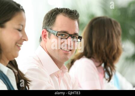 Donna che parla di conversazione Foto Stock