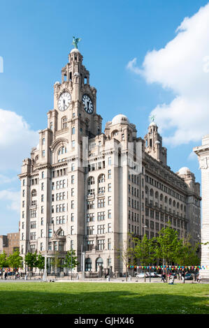 Il Liver Building, una delle tre grazie al Pier Head sul lungomare di Liverpool. Foto Stock