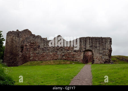 I resti del castello di Hailes sulle rive del Tyne Nord fiume, vicino a Haddington, Scozia. Foto Stock