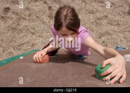 Sulla parete di arrampicata Foto Stock