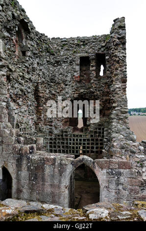Parte dei resti del castello di Hailes sulle rive del Tyne Nord fiume, vicino a Haddington, Scozia. Foto Stock