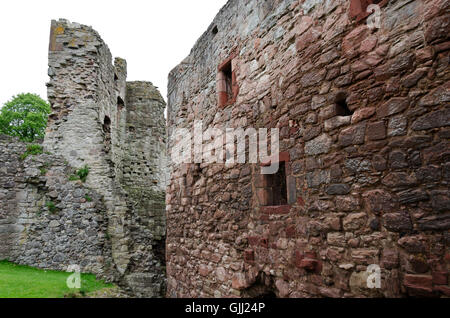 Parte dei resti del castello di Hailes sulle rive del Tyne Nord fiume, vicino a Haddington, Scozia. Foto Stock