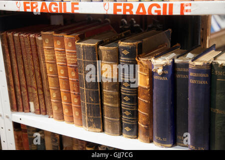 Antiquario con una collezione di libri antichi presso il mercato di Camden Foto Stock